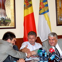 Liderii opoziţiei din Moldova au făcut o alianţă