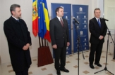 Vlad Filat şi Cristian Diaconescu au inaugurat o anexă a secţiei consulare de la Chişinău