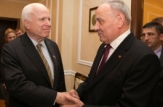 Senatorul John McCain: „Republica Moldova poate conta pe sprijinul SUA” 