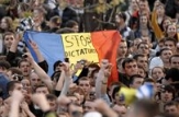 Mii de tineri demonstrează la Chişinău