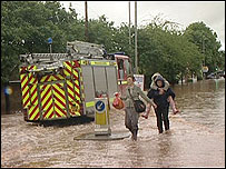 În Marea Britanie - 3 morţi din cauza ploilor, în România – 19 morţi din cauza caniculei
