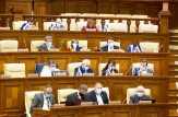 Măsuri sociale pentru personalul implicat în combaterea pandemiilor, votate de Parlament