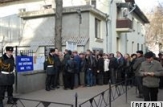 Sute de moldoveni care deţin şi cetăţenia României aşteaptă ore în şir ca să voteze