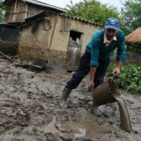 Efectele ploilor dupa canicula: case sub ape si drumuri distruse in Romania