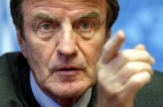Kouchner acuza Moscova ca distribuie pasapoarte ruse in Crimeea