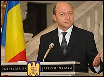 Sondajele indică victoria lui Traian Băsescu la referendum