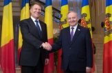 Președintele Timofti l-a decorat pe președintele României cu Ordinul Republicii 