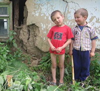 Aproximativ o treime din copiii din Moldova  locuiesc cu un singur părinte sau fără ambii părinţi